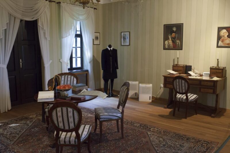 Madách dolgozószobája a csesztvei kúriában. Az író 1844 decemberétől 1853 szeptemberéig élt itt, gyermekei is itt születtek. 1862-ben itt fogadta Arany Jánost Az ember tragédiája "felfedezőjét".