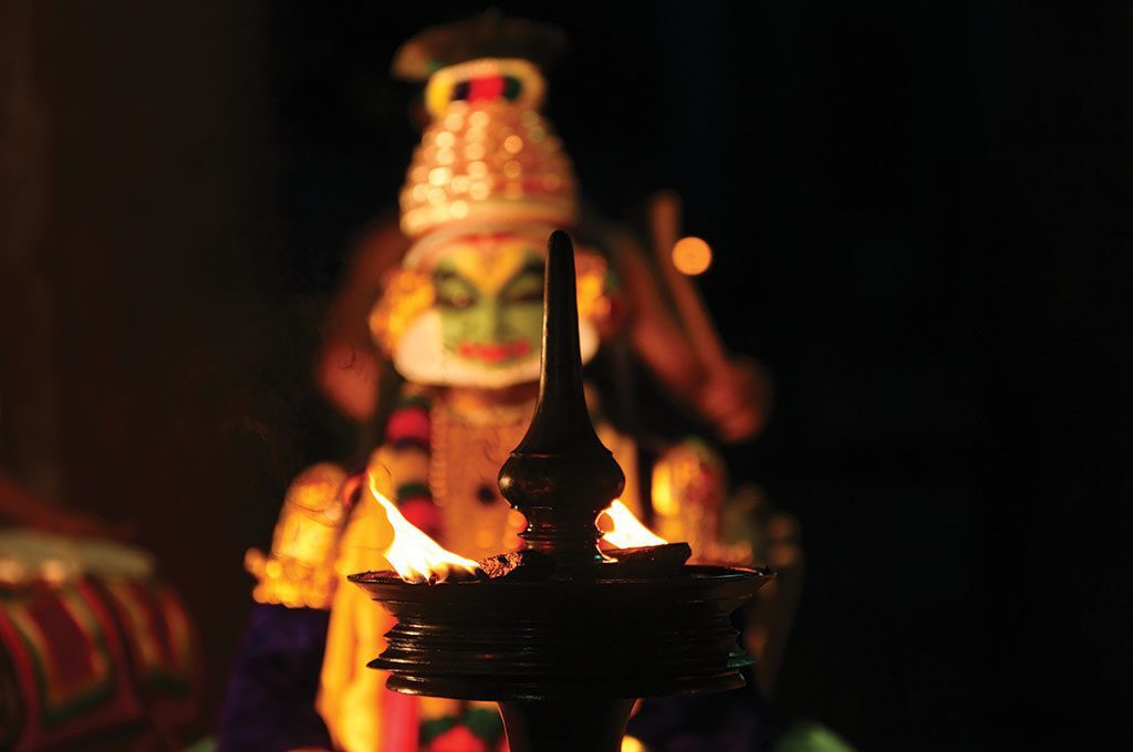 A férfi- és nőelvet egyesítő szent tűz a kathákali színpad megvilágítására (forrás: flickr.com)