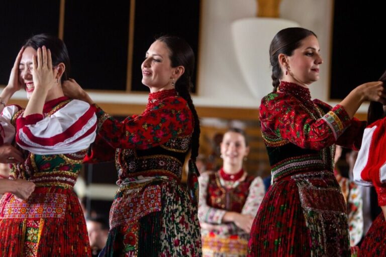 A Mutdance táncosait öltöztetik a Magyar Nemzeti Táncegyüttes művészei – Fotó: MTI_Balogh Zoltán
