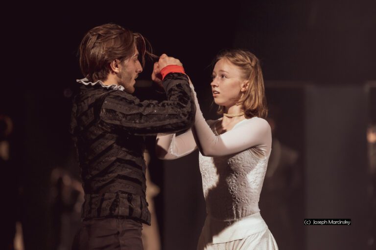Jelenet a Hamlet című előadásból - fotó: Joseph Marczinsky